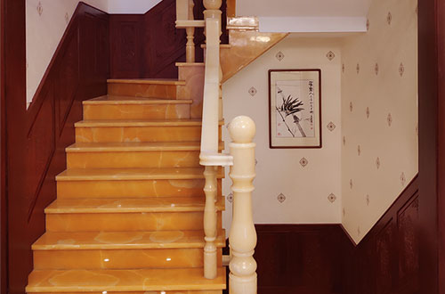 大朗镇中式别墅室内汉白玉石楼梯的定制安装装饰效果